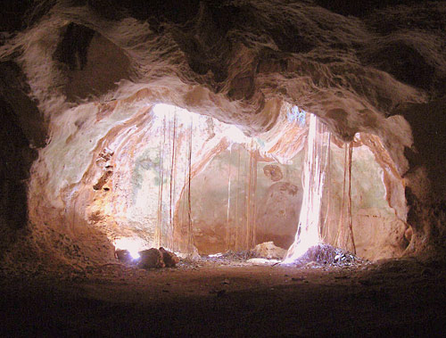 Пещера Амвросия - одно из мест, где находятся наскальные изображения.
